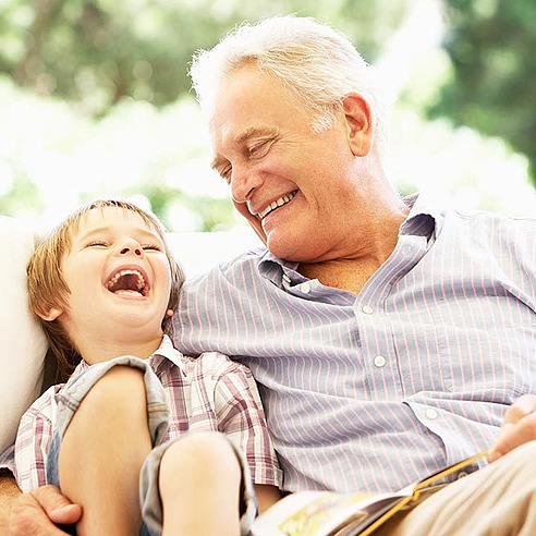 Objímající se dědeček a vnouče  | Protefix