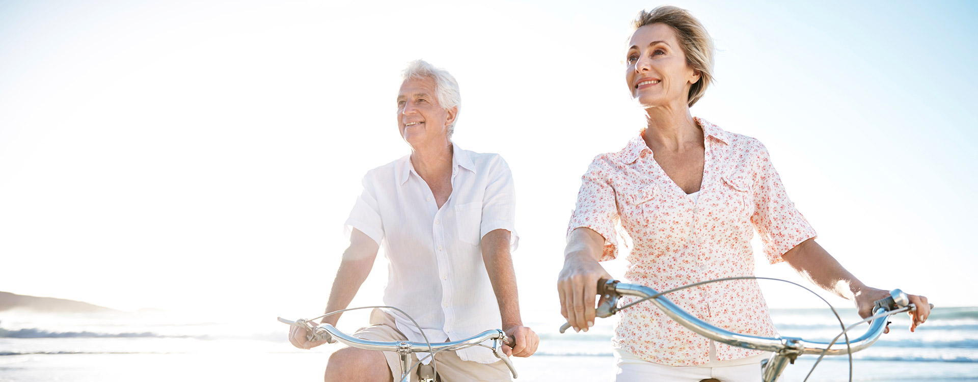 Älteres Paar auf Fahrrädern